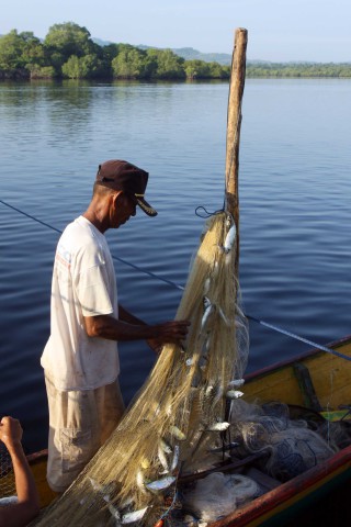 Fischer nach der Rückkehr am frühen Morgen in Baranusa